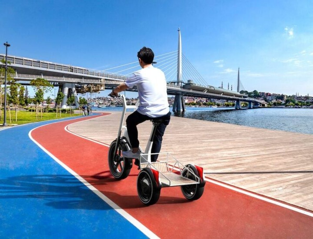 Dynamic Cargo, this is the electric scooter from BMW